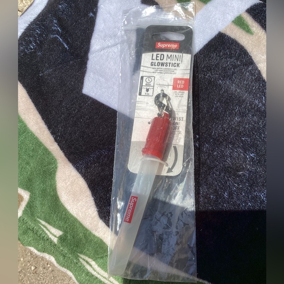 Supreme floatable LED mini glow stick with replaceable batteries - Picture 1 of 4